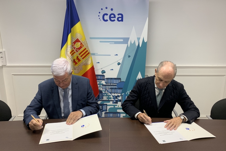 Signatura del conveni per part del president de la CEA, Gerard Cadena, i del president de FUNDIBEQ, Juan Luis Martín Cuesta.