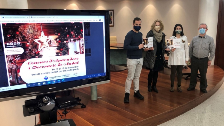 L'entrega de premis de la primera edició del concurs d’Aparadors i de Decoració de Nadal.