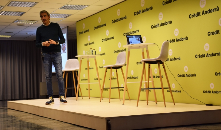 Un moment de la conferència 'La descarbonització de la construcció', a càrrec de Jose Manuel Villanueva, celebrada aquest dimecres a la seu de Crèdit Andorrà.