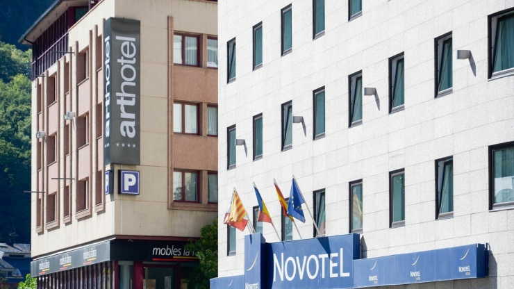 Les façanes de l'Art Hotel i el Novotel a Andorra la Vella.