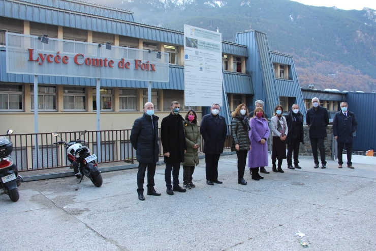 Representants de FEDA presenten a les autoritats la connexió del Lycée a la xarxa de calor.