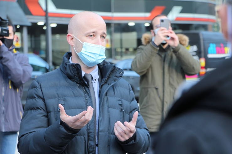 El gerent de FEDA Ecoterm, Jordi Travé, explica la connexió del Lycée Comte de Foix a la xarxa de calor.