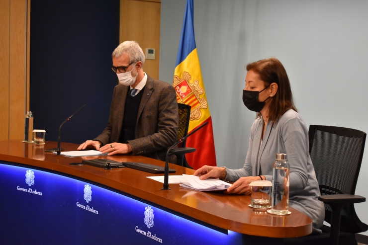 El secretari d'Estat d'Economia i Empresa, Èric Bartolomé, i la directora del departament d'Ocupació i Treball, Laura Vilella, presenten el programa.