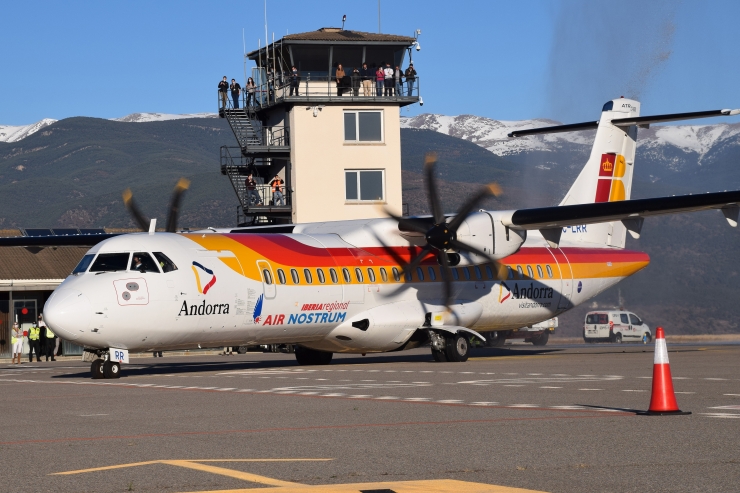 El primer avió que aterra a l'aeroport d'Andorra-La Seu d'Urgell procedent de Madrid.