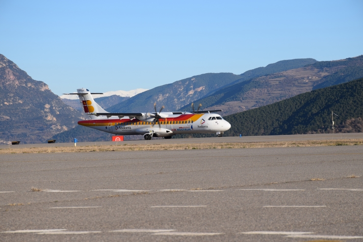 El primer avió que aterra a l'aeroport d'Andorra-La Seu d'Urgell procedent de Madrid.