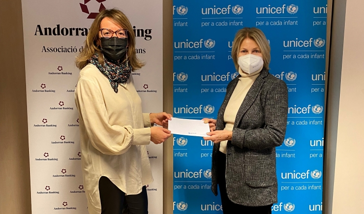 Un moment del lliurament del xec per part d'Andorran Banking a Unicef Andorra.