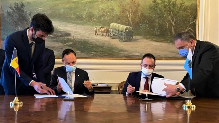 Les delegacions d'Andorra i de San Marino durant la signatura del conveni.