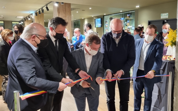 El President de Grup Pyrénées, Patrick Pérez, el cònsol menor d'Andorra la Vella, David Astrié, el cònsol major de Sant Julià de Lòria i President de la Comissió de La Vall del Madriu-Perafita-Claror, Josep Majoral, Marc Pintat, del Consell d'Administració de Carrefour Andorra 2000 i Antonio Serrano, gerent de Carrefour Andorra 2000.