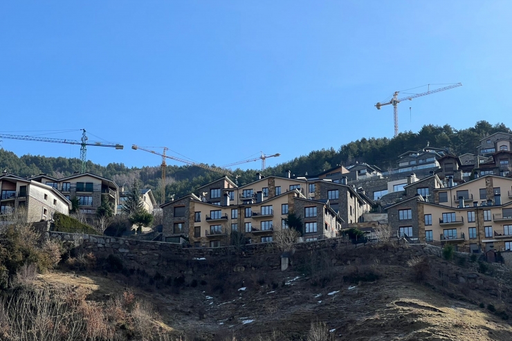 Grues a Anyós, un dels pobles on hi ha més activitat de construcció.