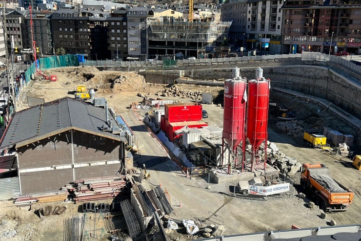 Treballs de construcció d’un futur centre comercial al Fener.