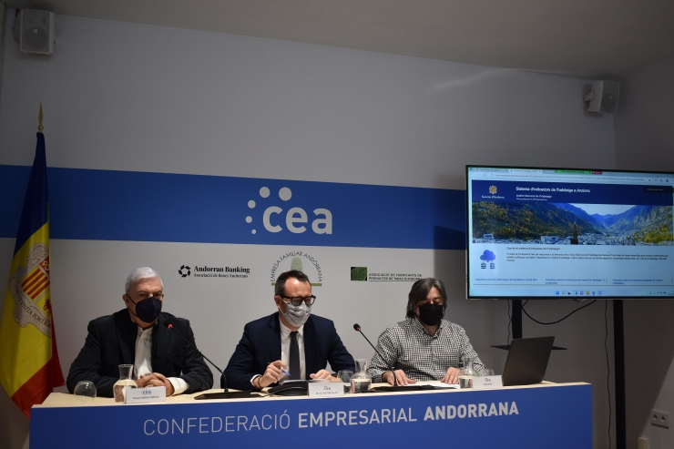 El president de la Confederació Empresarial Andorrana (CEA), Gerard Cadena, el ministre de Territori i Habitatge, Víctor Filloy, i el director del departament d'Estadística, Joan Soler.