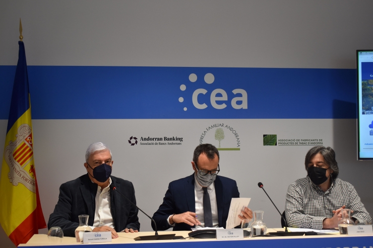 El president de la Confederació Empresarial Andorrana (CEA), Gerard Cadena, el ministre de Territori i Habitatge, Víctor Filloy, i el director del departament d'Estadística, Joan Soler, durant la presentació de nou sistema d'indicadors d'habitatge.