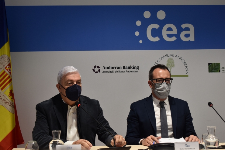 El president de la Confederació Empresarial Andorrana (CEA), Gerard Cadena, el ministre de Territori i Habitatge, Víctor Filloy, durant la presentació de nou sistema d'indicadors d'habitatge.