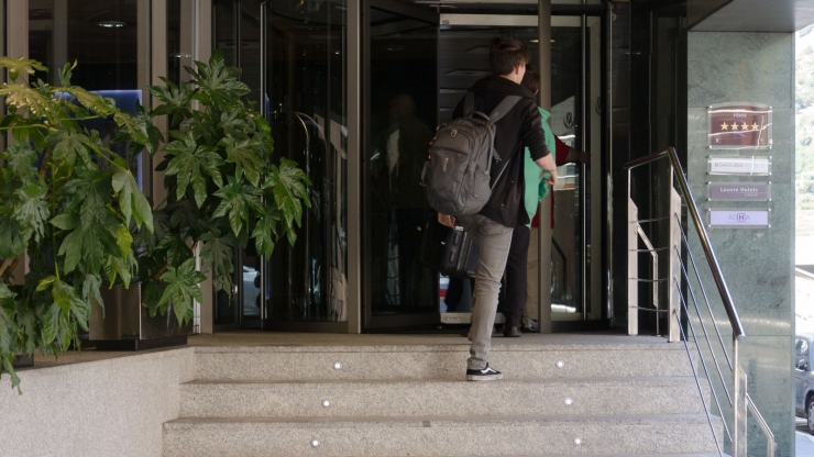 Un turista entra en un hotel.