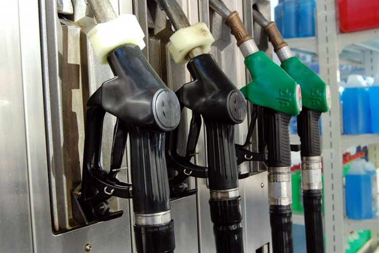Sortidors de gasoil i gasolina en una benzinera.