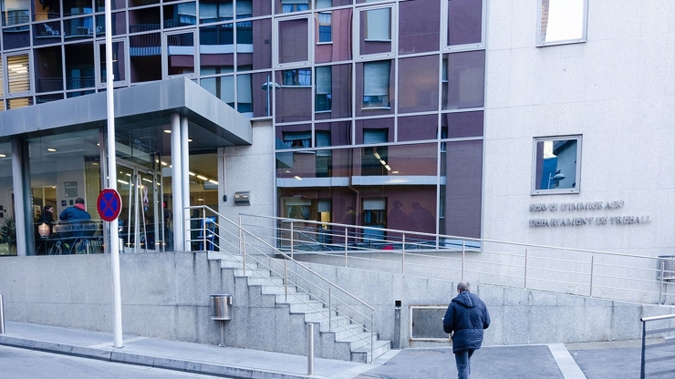 Façana de l'edifici administratiu de l'Obac, seu del departament d'Immigració.