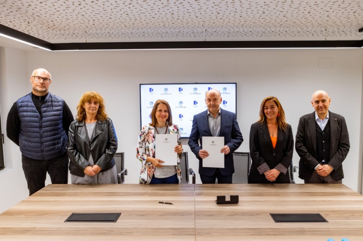 Un instant de la signatura de l'acord entre el comú d'Escaldes-Engordany i la Cambra de Comerç, Indústria i Serveis d'Andorra.