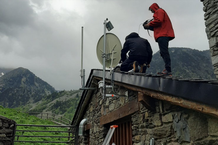 Tècnics de l'AR+I durant la instal·lació de les antenes per a la prova pilot.