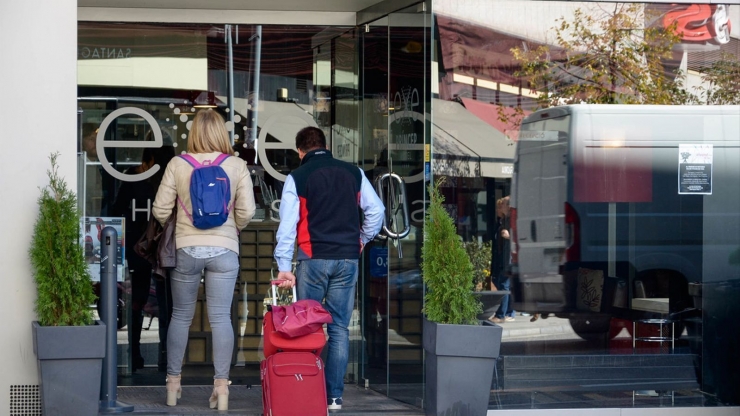 Dos turistes entren en un hotel.