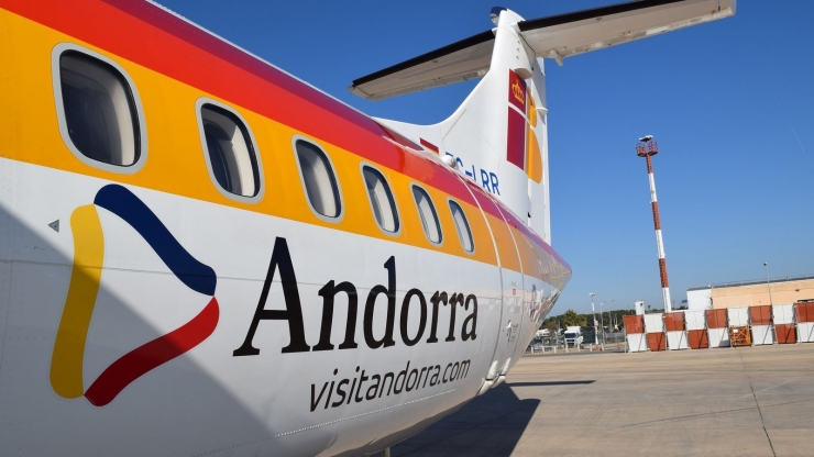Un dels avions de la companyia Air Nostrum que opera els vols entre l'aeroport d'Andorra-La Seu i Madrid.