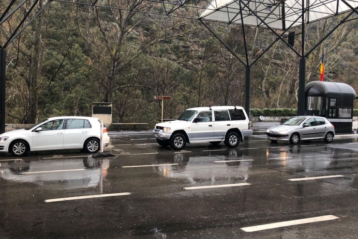 Vehicles sortint del país per la frontera hispanoandorrana.