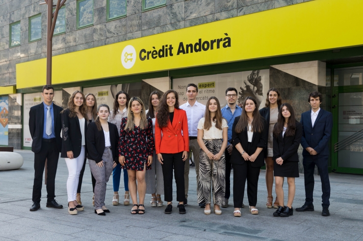 Els joves que formen part de la nova edició de les estades formatives d'estiu per a joves a Crèdit Andorrà.
