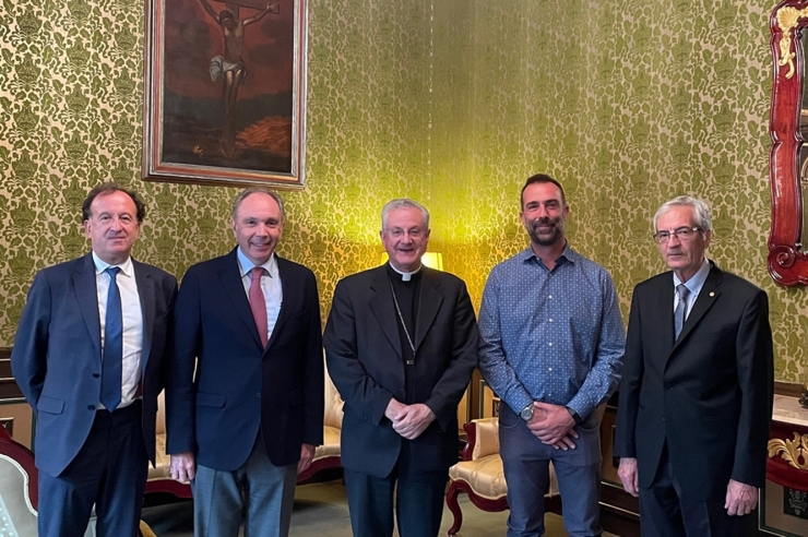 El copríncep episcopal, Joan-Enric Vives, amb els representants de l'EFA.