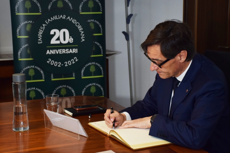 El primer secretari del Partit dels Socialistes de Catalunya (PSC) i cap de l'oposició de Catalunya, Salvador Illa, signa el llibre d'honor de l'Empresa Familiar Andorrana (EFA).
