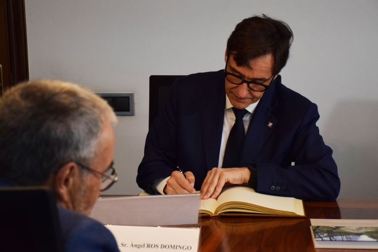 El primer secretari del Partit dels Socialistes de Catalunya (PSC) i cap de l'oposició de Catalunya, Salvador Illa, signa el llibre d'honor de l'Empresa Familiar Andorrana (EFA).