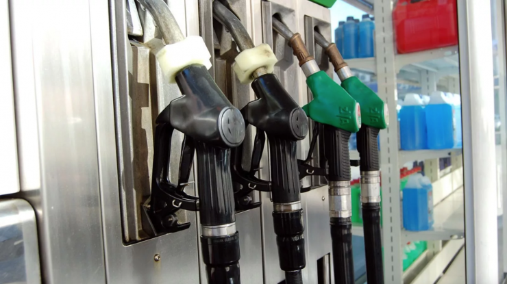 Sortidors de benzina en una estació de servei.