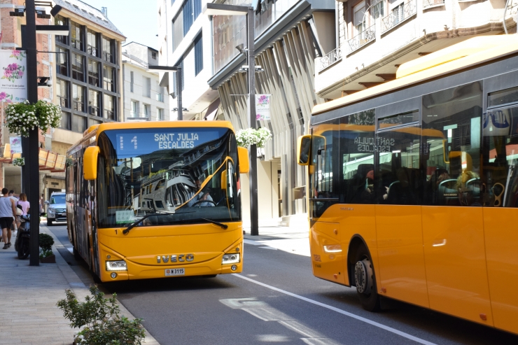 Autobusos al seu pas per l'avinguda Meritxell.