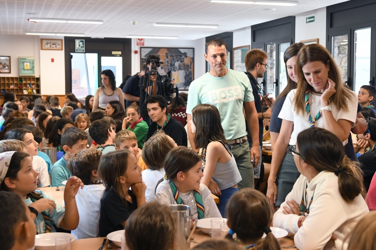 Un moment de la visita dels membres del Govern a la casa de colònies AINA.