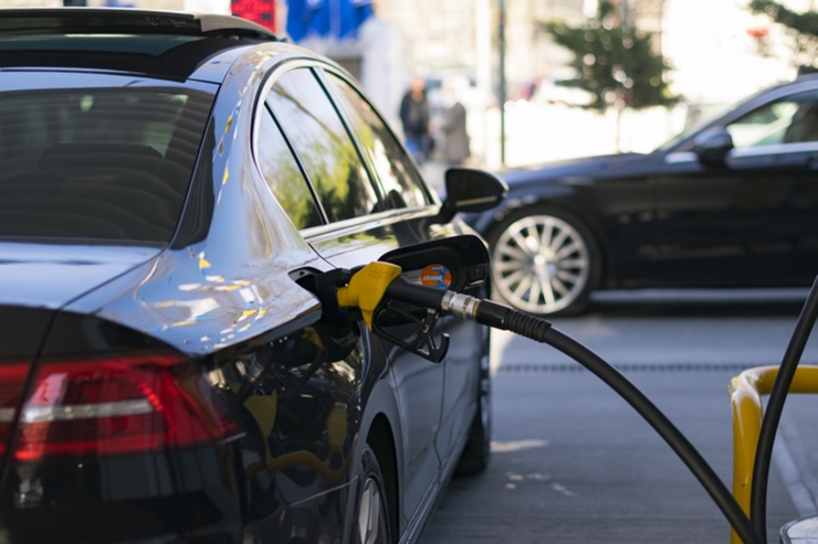 Un vehicle fent benzina.