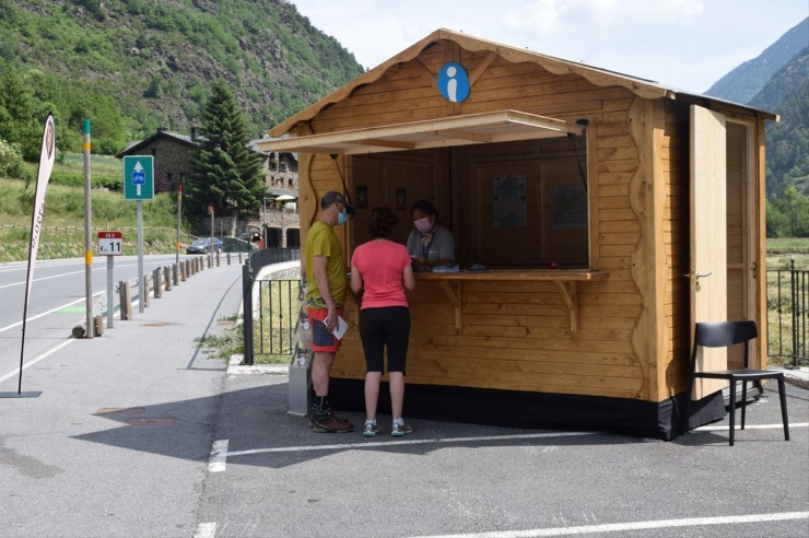 Dos visitants al punt d'informació turística ubicat a Arans.