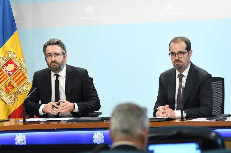 El ministre de Finances, Eric Jover, i el director general de l'Autoritat Financera Andorrana (AFA), David Cerqueda, durant la roda de premsa.
