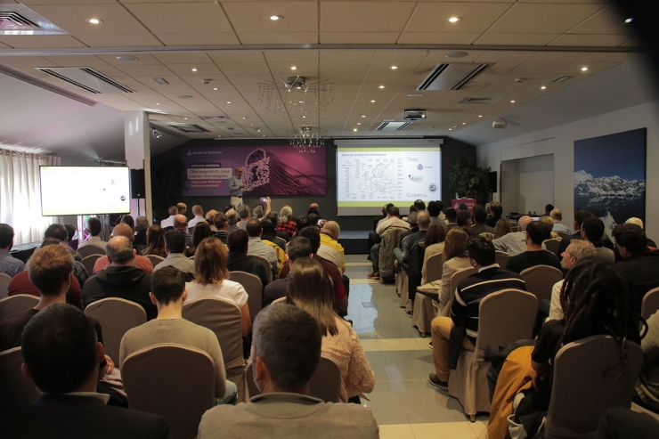 Jordi Ubach pronunciant la seva conferència a la l'Art Hotel.