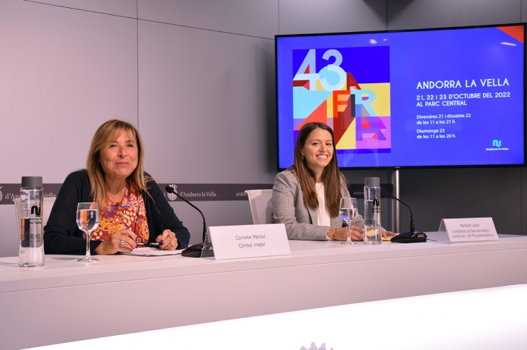 La cònsol major d'Andorra la Vella, Conxita Marsol, i la consellera de  Desenvolupament Estratègic i Comercial i de Projectes Participatius,  Meritxell López, durant la presentació de la 43a edició de la Fira  d'Andorra la Vella.
