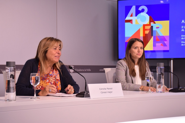 La cònsol major d'Andorra la Vella, Conxita Marsol, i la consellera de  Desenvolupament Estratègic i Comercial i de Projectes Participatius,  Meritxell López, durant la presentació de la 43a edició de la Fira  d'Andorra la Vella.