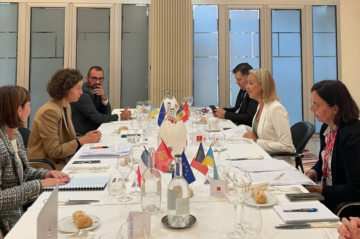 Un moment de la trobada entre la ministra d’Afers Exteriors, Maria Ubach, i la vicepresidenta de la regió d’Occitània per a l’ensenyament superior, la recerca, Europa i les relacions internacionals, Nadia Pellefigue.