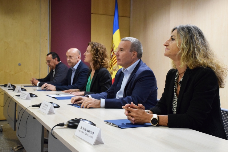 Un moment de la signatura del conveni de col·laboració entre la ministra de Medi Ambient, Agricultura i Sostenibilitat, Sílvia Calvó, i els representants de la CCIS, l'UHA, Autèntic Hotels i l'AEAT.
