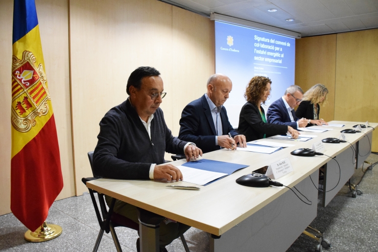 Un moment de la signatura del conveni de col·laboració entre la ministra de Medi Ambient, Agricultura i Sostenibilitat, Sílvia Calvó, i els representants de la CCIS, l'UHA, Autèntic Hotels i l'AEAT.