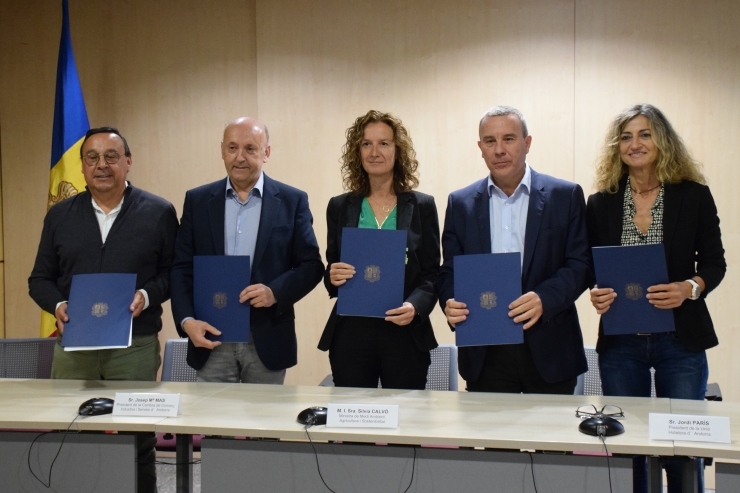 Un moment de la signatura del conveni de col·laboració entre la ministra de Medi Ambient, Agricultura i Sostenibilitat, Sílvia Calvó, i els representants de la CCIS, l'UHA, Autèntic Hotels i l'AEAT.