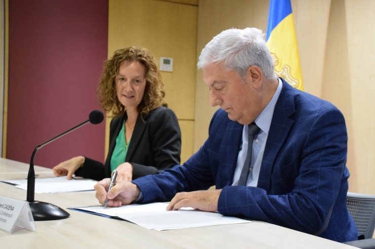 Un moment de la signatura del conveni de col·laboració entre la ministra de Medi Ambient, Agricultura i Sostenibilitat, Sílvia Calvó, i el president de la CEA, Gerard Cadena.