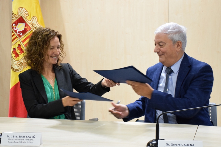 Un moment de la signatura del conveni de col·laboració entre la ministra de Medi Ambient, Agricultura i Sostenibilitat, Sílvia Calvó, i el president de la CEA, Gerard Cadena.