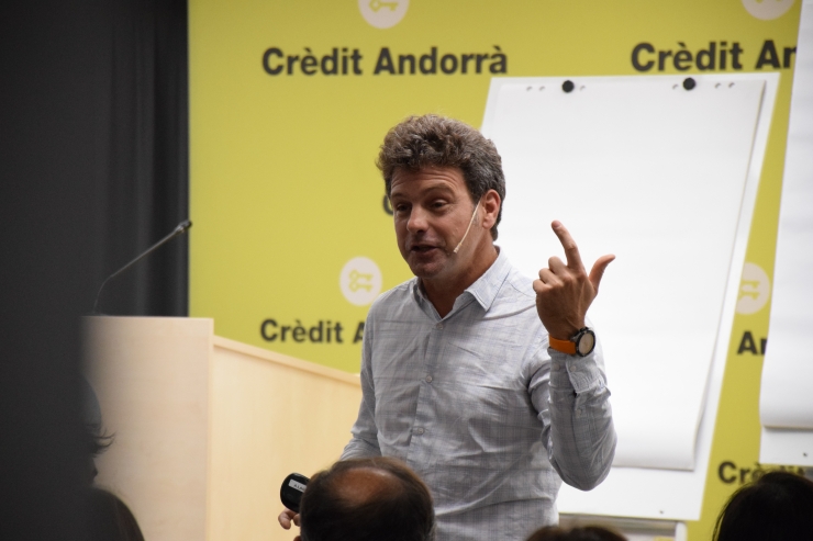 Un moment de la conferència 'Trencant paradigmes, cas Netflix', a càrrec del director i professor del departament d'Operacions, Informació i Tecnologia de l'IESE Business School, Alejandro Lago.