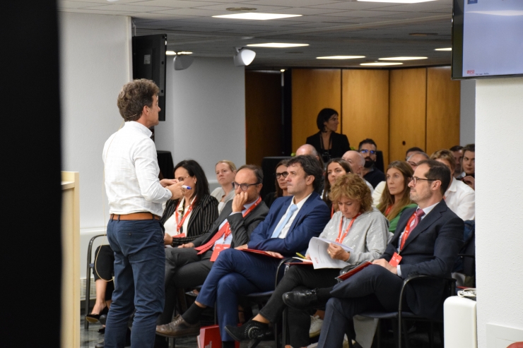 Un moment de la conferència 'Trencant paradigmes, cas Netflix', a càrrec del director i professor del departament d'Operacions, Informació i Tecnologia de l'IESE Business School, Alejandro Lago.