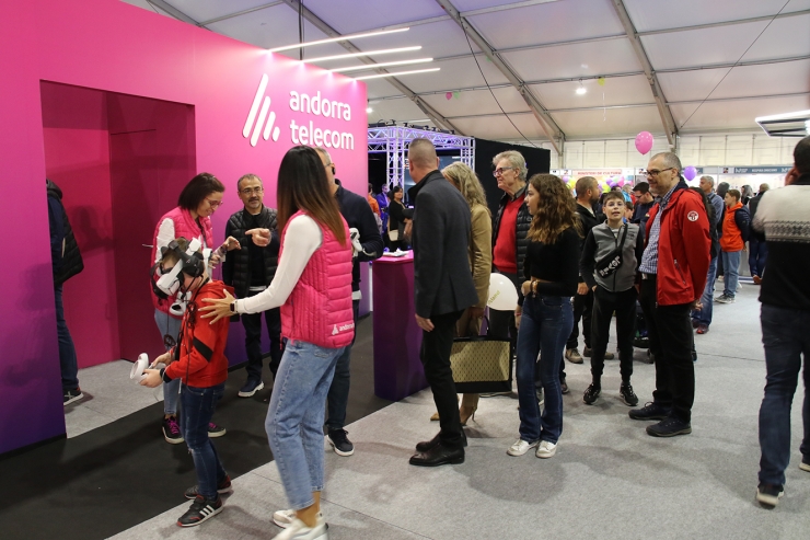 Cues a l'estand d'Andorra Telecom.