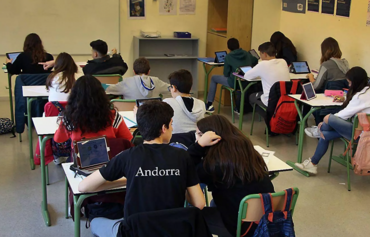 Alumnes de l'escola de segona ensenyança de Santa Coloma.