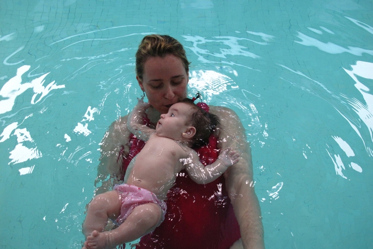 La directora de 'Lenoarmi', Noemí Suriol, durant una de les activitats aquàtiques amb nadons.