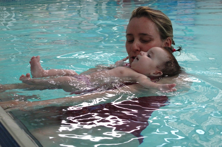 La directora de 'Lenoarmi', Noemí Suriol, durant una de les activitats aquàtiques amb nadons.